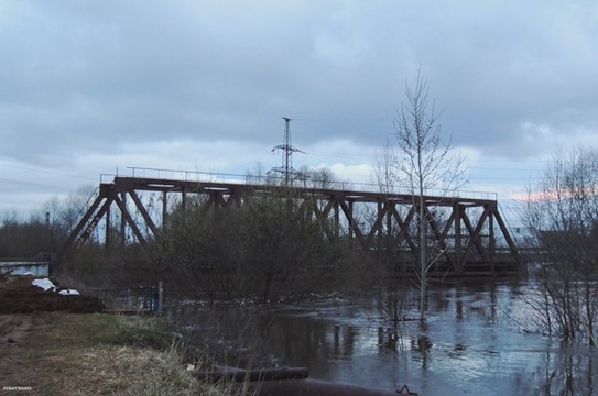 Железнодорожный мост через реку Иж, перегон Позимь - Ижевск. Уровень воды приблизился вплотную к нижним балкам