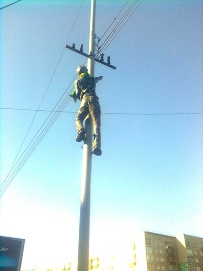 Памятник электрику