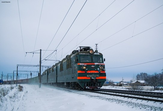 Электровоз ВЛ80С-1275 с грузовым поездом следует по перегону Камбарка - Кама, Удмуртия