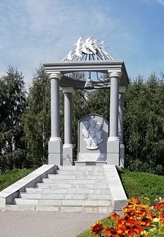 Монумент  братьям Сидоровым в д. Малая Сюга  Можгинского района
