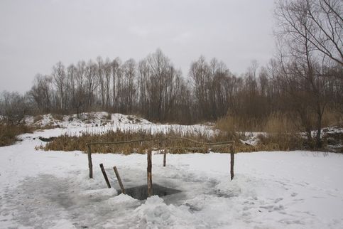 Новая прорубь на маленьком озере между Свиягой и Чрным озером с родниковой водой