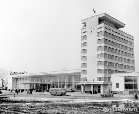 Ульяновск. 1 мая 1970 года. Здание железнодорожного вокзала в Ульяновске