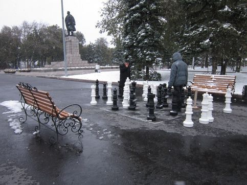 Снег, мороз, ветер  а Ленину нипочем, он площадь стережет)