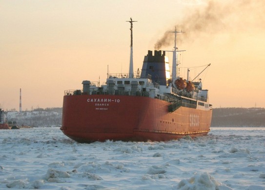 Паром Сахалин-10 работает вместо ледокола в заливе  Советская Гавань