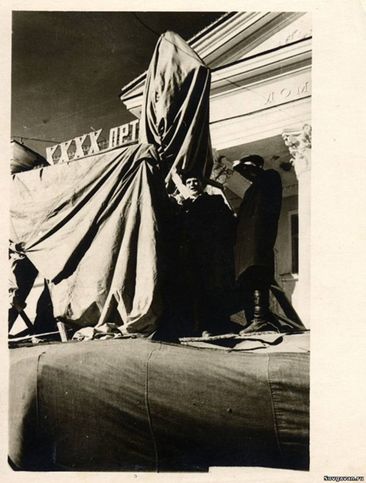 Открытие памятника Ленину, 7 ноября 1957 года. Советская Гавань. Площадь у Дома культуры