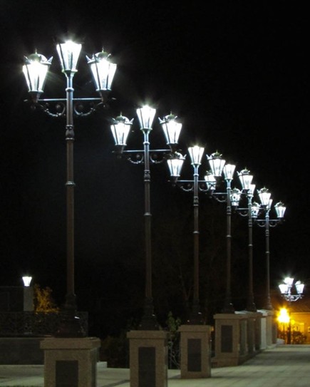 Возле Комсомольской площади открыли новый сквер с красивыми фонариками