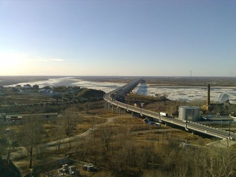 Хабаровск. Мост, изображнный на пятитысячной купюре. Справа от него - фрагмент старого моста через Амур