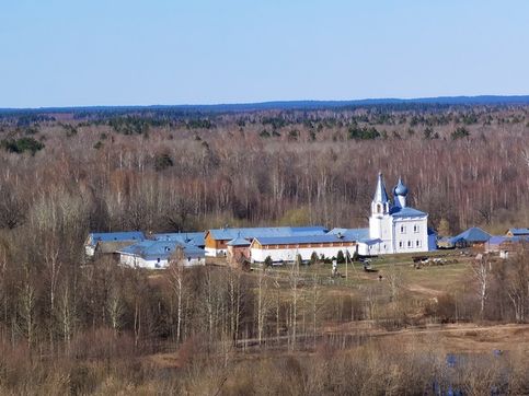 На другом берегу реки Клязьмы виден Свято-Знаменский женский монастырь