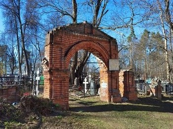 Старые ворота на кладбище