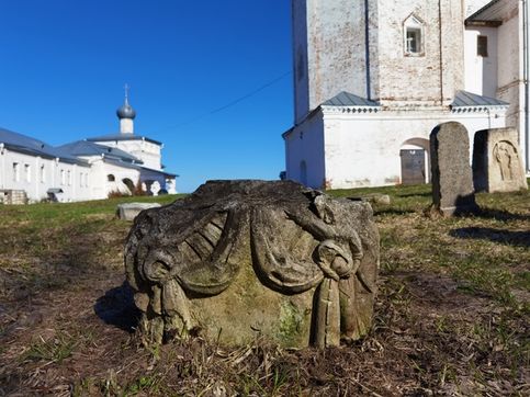 На монастырском кладбище сохранилось несколько каменных надгробий-саркофагов