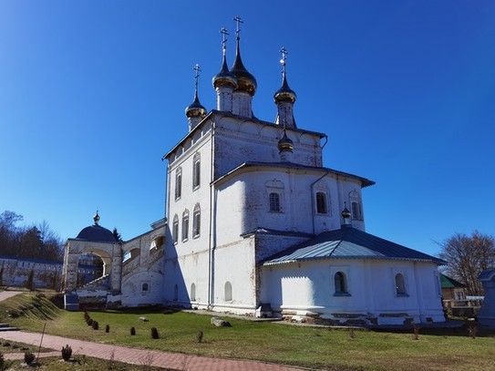 Главный собор монастыря - Троицы Живоначальной возведен между 1681 и 1686 гг