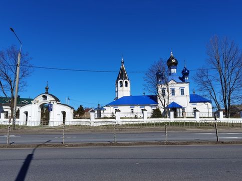 Казанская церковь была построена в 1708 году, спустя 100 лет надстроили сверху пятиглавие, а с запада - трапезную. В таком виде храм дошел до наших дней