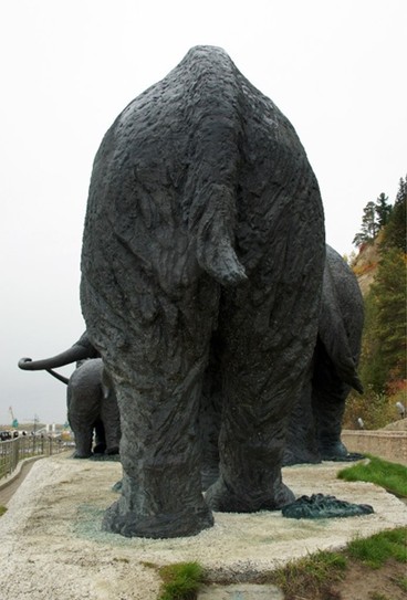 Даже памятник мамонту делает ЭТО! :-). г. Ханты-Мансийск