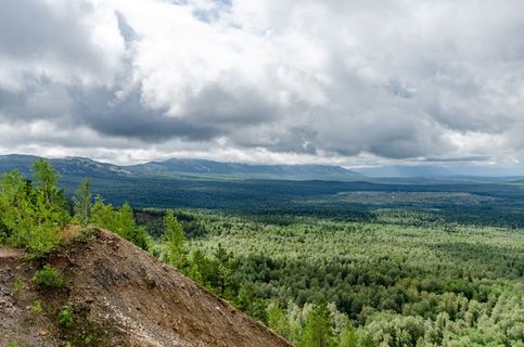 Вид на послок Катавка и хребет Сука с горы Иркускан