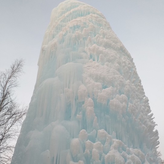 О! А это совершенно необычное зрелище - замерзший ледяной фонтан в национальном парке Зюраткуль. В этом году он десять метров, но в некоторые года его высота составляла более 15-ти. Потрясающе! . Говорят, что в этот раз он похож на моржа. На моржа? Вы серьезно? !