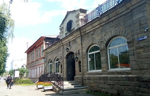Музей занимает два здания, соединнных переходом. Левое - особнячок 19 века