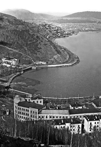 Вид с горы Бутыловки на техникум имени П. П. Аносова и городской пруд. Фото 1972 года