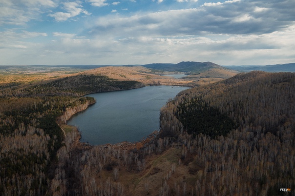 Озеро Терень-Куль. За ним озера Сырыткуль и Караматкуль и хребет Ильмень-Тау