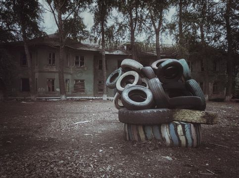 Незамысловатый арт-объект в заброшенном районе близ комбината Карабашмедь. Здесь покинутые городские кварталы производят достаточно жуткое впечатление