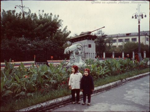 Комсомольская площадь, аллея вдоль парка им. Терешковой. Фото примерно 1967 года. Автор скана с негативов ssgen. Livejournal. Com