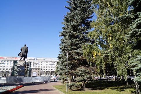 Сквер площади Революции. Памятник Ленину