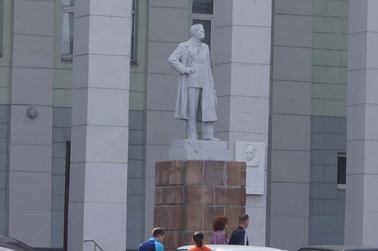 Памятник М. Горькому у педагогического университета