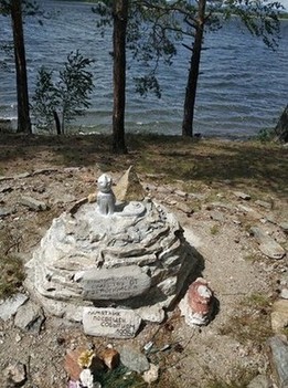 Крошечный памятничек на берегу озера Анбаш на окраине Кыштыма