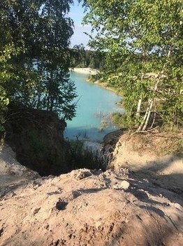 Затопленный карьер в Челябинской области, где добывали каолин, разновидность белой глины