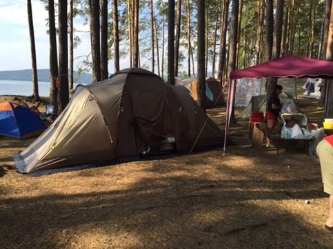 Наша палатка и шатер в палаточном городке на озере Тургояк
