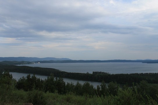 Инышко  небольшое озеро, окруженное лесом с одной стороны и горным хребтом с другой. Инышко расположено рядом с озером Тургояк и отделено от него узким перешейком в 200 метро
