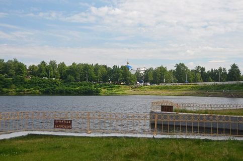 Центр города Нязепетровска. Городской пруд на реке Нязя