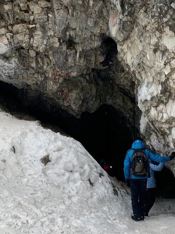 Небольшая пещера, главная уникальность которой в том, что она залегает в твердом бело-полосчатом мраморе. А это редкость. Сейчас и не подумаешь, что когда-то своды пещеры были светлыми за счет мрамора, настолько они закопчены. Долгое время Сугомакская пещера считалась самой длинной пещерой Урала в мраморах. Но 2000-е годы в Кизельском районе была найдена и описана пещера Сальникова, которая оказалась на 9 метров длиннее (132 метра)