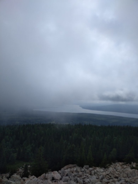 Озеро Зюраткуль, вид с хребта Зюраткуль. Туман почти все затянул