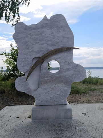 Памятник падению метеорита, в форме озера Чебаркуль. Если посмотреть в отверстие памятника, то видно место на озере, куда упал метеорит