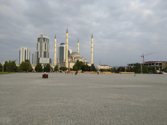Площадь в Грозном, вид на мечеть и Грозный-сити
