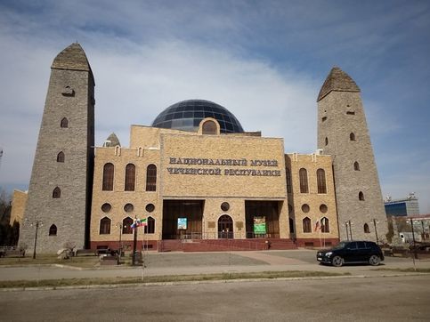 Чеченские башни обрамляют вход в Национальный Музей Чеченской Республики