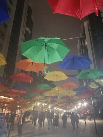 Весь проспект увешан зонтиками