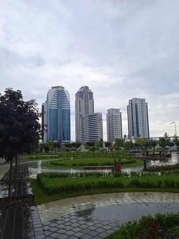 Чечня, г. Грозный. Цветочный парк и вид на Грозный-Сити. Май 2022 г