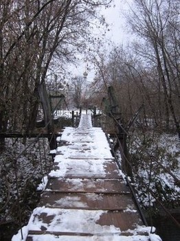 Висячий деревянный мост через Нижнюю Сундырку от Свято-Троицкого собора к Государевой горе