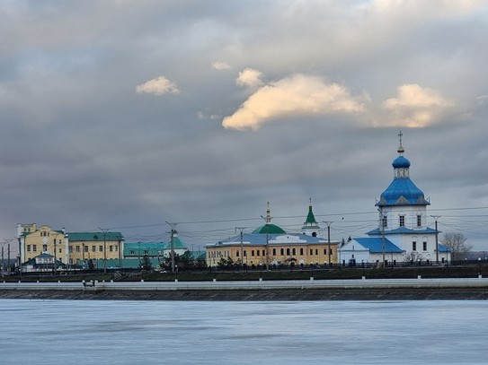 Чебоксары (Чувашия). Свято-Троицкий монастырь XVI века (в центре) и Успенская церковь XVIII века