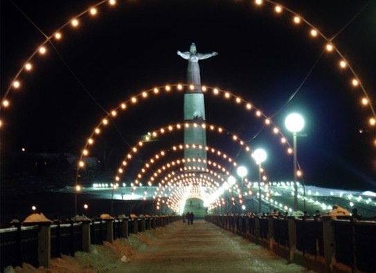 Мост через залив к монументу Матери-покровительницы