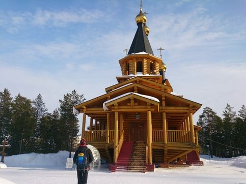 Деревянная церковь в пос. Пурпе (01. 03. 2015)