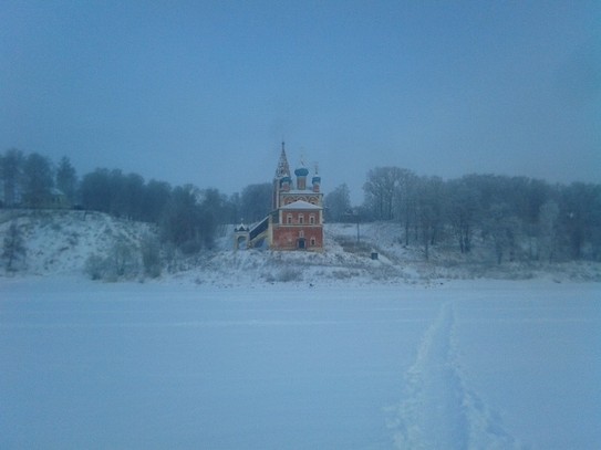 Казанский храм красив в любое время года, тысячу раз фотографировала его и с воды и зимой и с левого берега