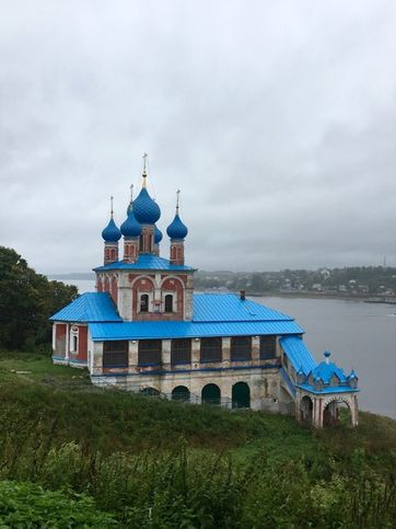 Казанско-Преображенская церковь возведена в 1758 г. На месте древней деревянной Преображенской церкви
