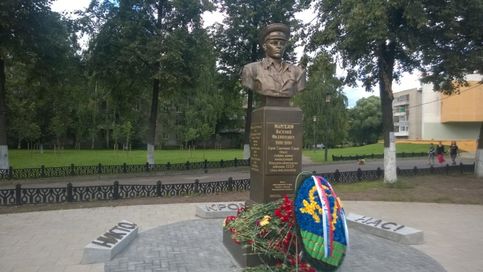 Памятник Маргелову на день 85-летия ВДВ