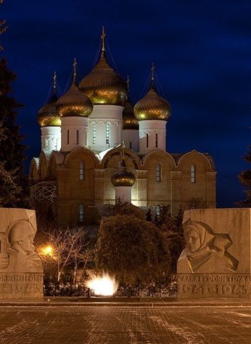 Успенский собор в Ярославле и памятник - вечный огонь