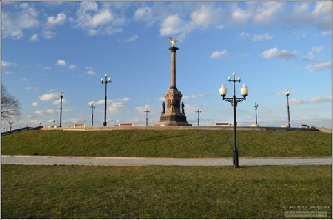 Парк Стрелка. Памятник 1000-летию Ярославля. . Ярославль