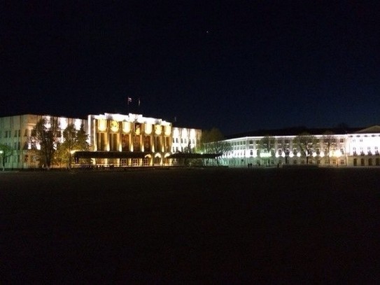 Вечерняя панорама площади... и почти никого на улице)
