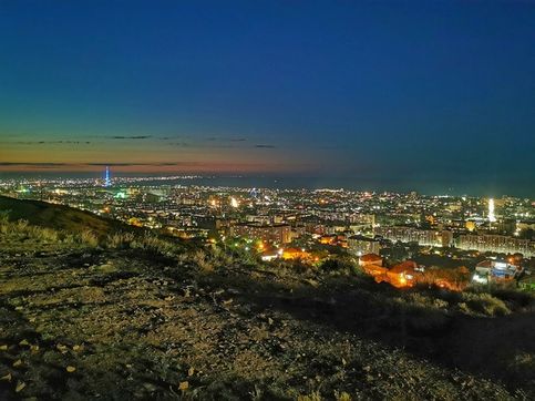 Вид со смотровой площадки на ночной город. Махачкала, Республика Дагестан, Россия