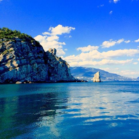 Уникальным памятником природы, который находится на берегу Черного моря является Скала Парус